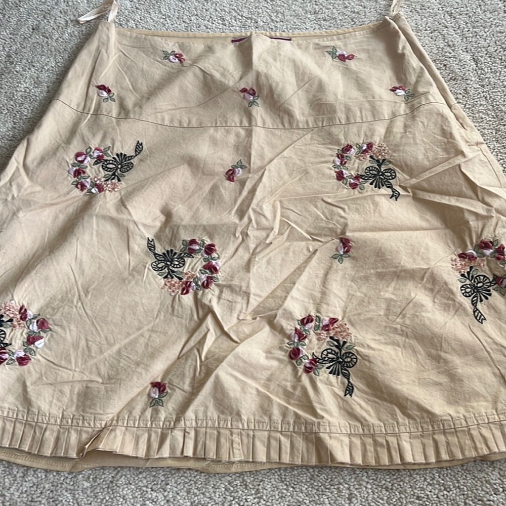 Skirt with embroidered flowers and ruffled ends